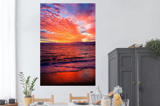 Le coucher de soleil colore le ciel rouge le long de la plage Poster 120x180 cm - Tirage photo sur Poster (décoration murale salon / chambre) / Poster Mers et lacs XXL / Groot format! / Mer et plage