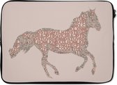 Laptophoes 14 inch - Paard - Letters - Roze - Meisjes - Kinderen - Meiden - Laptop sleeve - Binnenmaat 34x23,5 cm - Zwarte achterkant