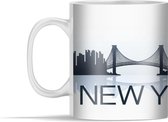 Mok - Een vector illustratie van de stad New York met de Brooklyn Bridge - 350 ml - Beker