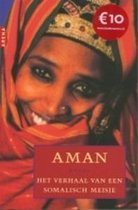Portret van een lachende Somalische vrouw met een rode hoofddoek en gouden sieraden. "Aman Het verhaal van een Somalisch meisje".