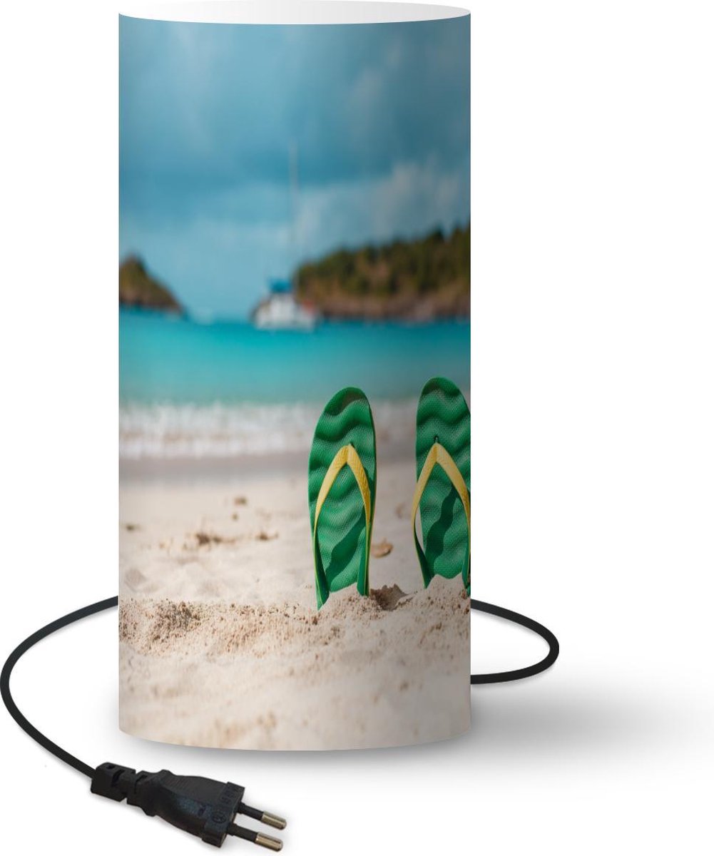 Lamp - Nachtlampje - Tafellamp slaapkamer - Strand - Slippers - Groen - 54 cm hoog - Ø24.8 cm - Inclusief LED lamp