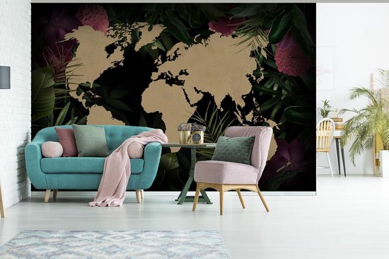 Carte du monde couleur sable sur fond noir, encadrée de feuilles et fleurs tropicales 330x220 cm