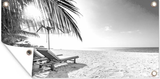 De zon schijnt op het tropische strand - zwart wit - Tuindoek