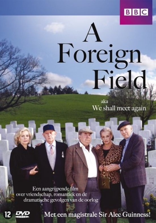 Vijf ouderen poseren voor witte kruisjes op een begraafplaats. De titel "A Foreign Field" en "Met een magistrale Sir Alec Guinness!" staan op de hoes.