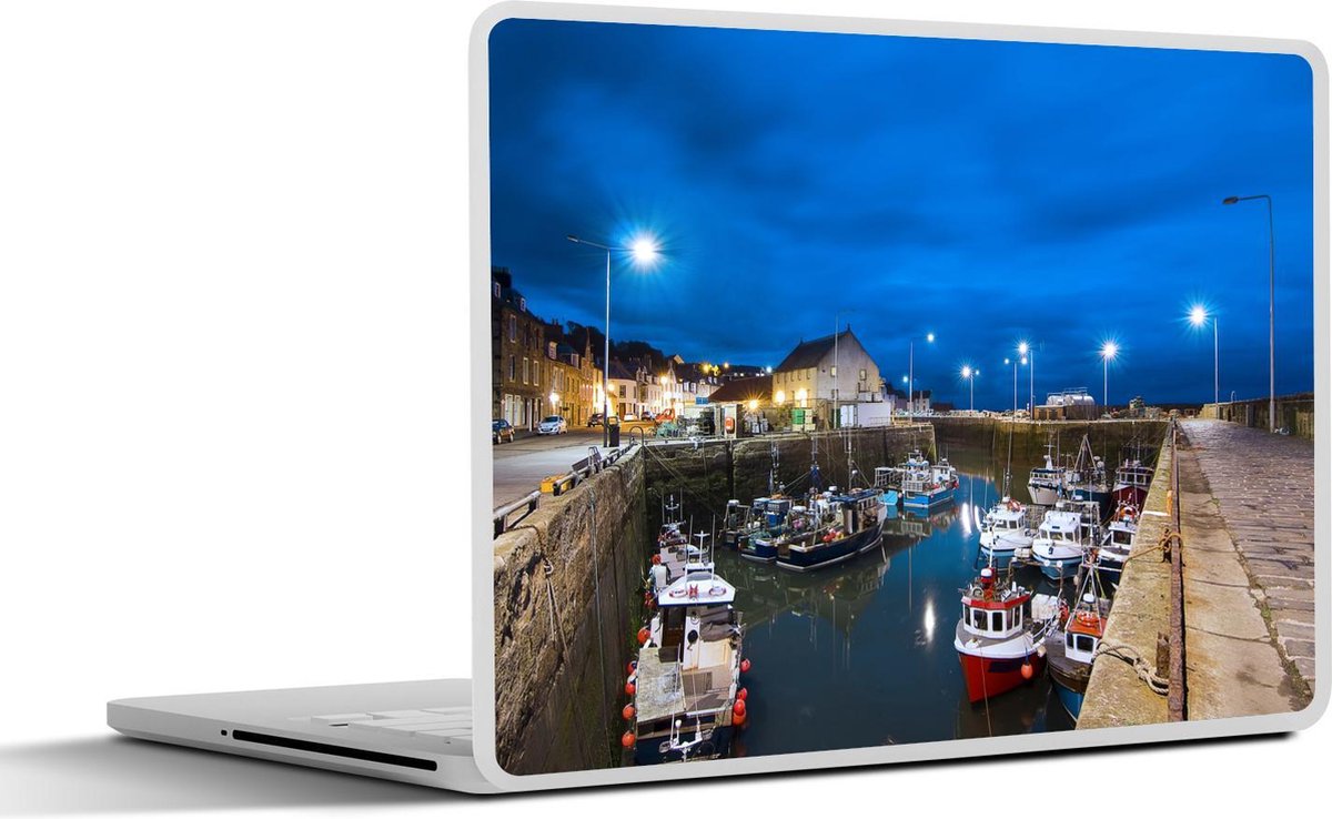 Afbeelding van product SleevesAndCases  Laptop sticker - 17.3 inch - Boten in vissersdorp in de Schotse streek Fife