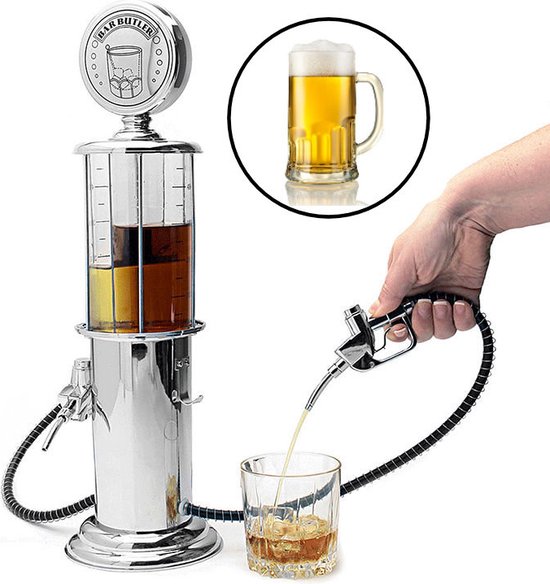Een hand schenkt een drankje uit een zilverkleurige benzinestation pomp drankdispenser in een glas.