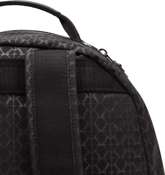 Detail van de banden van een zwarte Kipling rugzak met patroon.