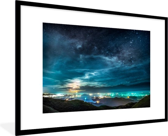 Fotolijst incl. Poster - Een lichtblauwe lucht in de nacht boven het centrum van Hongkong - 120x80 cm - Posterlijst