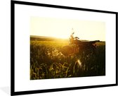 Fotolijst incl. Poster - Een motorfiets geparkeerd in een landelijk gebied bij zonsopkomst - 120x80 cm - Posterlijst