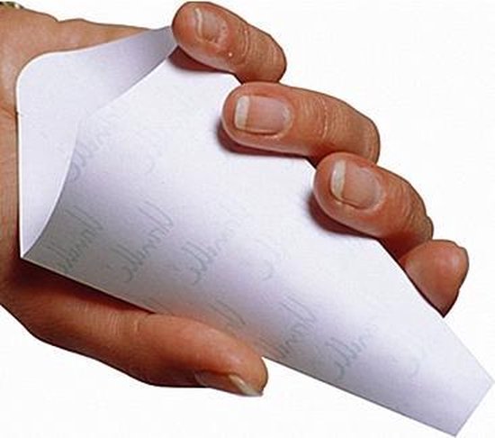 Een hand die een Urinelle plasgootje vasthoudt, het plasgootje is wit met een subtiele 'Urinelle' print.