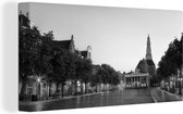 Canvas Schilderij De vismarkt van Groningen in Nederland - zwart wit - 40x20 cm - Wanddecoratie