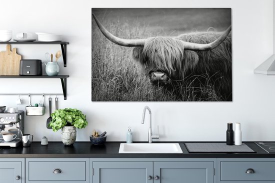 Tableau sur toile Highlander écossais parmi les herbes - noir et blanc - 140x90 cm - Décoration murale