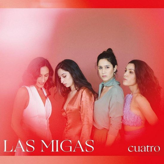 Vier vrouwen, Las Migas, poseren voor de albumhoes 'Cuatro' op rode achtergrond.