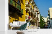 Behang - Fotobehang Gele gevels van historische havenstad oud-Cartagena in Colombia - Breedte 330 cm x hoogte 220 cm