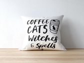 Halloween Kussen met tekst: Coffee, Cats, Witches & Spells | Halloween Decoratie | Grappige Cadeaus | Geschenk | Sierkussen