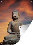 Bouddha détaillé en pierre assis sur une fleur de lotus sur fond de coucher de soleil avec des nuages orangés, le coin est retourné.