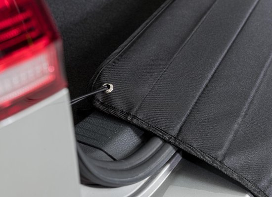 Zwarte bumperbeschermer met ribbels, bevestigd aan de kofferbakrand van een auto.