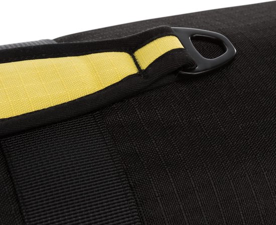 Detail van een zwart zwemvest met een gele stoffen lus aan de zijkant met een zwarte D-ring.