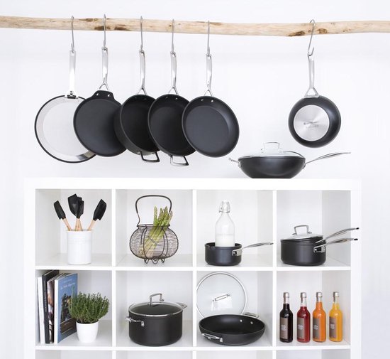 Een opstelling van Le Creuset kookgerei, waaronder een steelpan, koekenpannen en een sauteerpan.