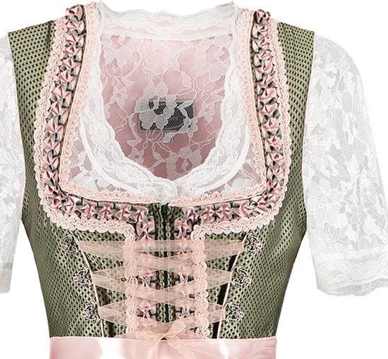 Detail van een groene dirndl met roze veters, witte kanten kraag en decoratieve randen.