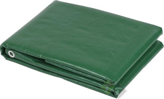Opgevouwen groen afdekzeil met metalen oogjes.