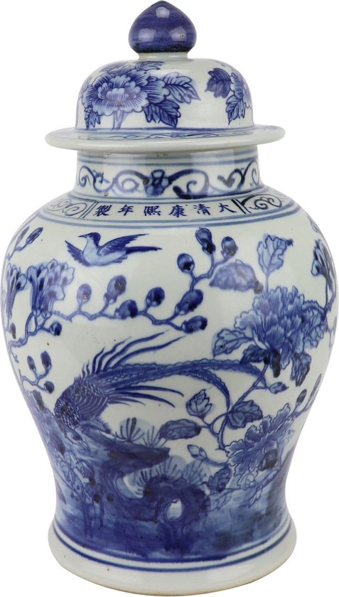 Witte en blauwe porseleinen gemberpot met handgeschilderde vogelmotieven en Chinese kalligrafie op de hals.