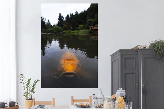 Poster Une carpe koi géante dans l'eau 120x180 cm - Tirage photo sur Poster (décoration murale salon / chambre) / Poster Animaux sauvages XXL / Groot format!