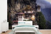 Behang - Fotobehang Boeddhistische tempel op berg in Bhutan - Breedte 600 cm x hoogte 400 cm