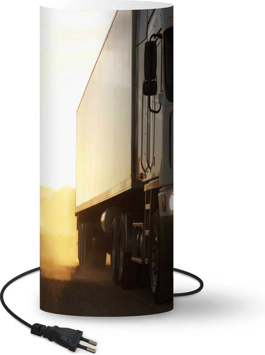 Lamp - Nachtlampje - Tafellamp slaapkamer - Vrachtwagen op een onverharde weg - 33 cm hoog - Ø14.3 cm - Inclusief LED lamp