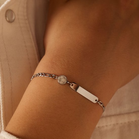 Zilverkleurige armband met figaro schakels, een gedetailleerde voetbalbedel en een glad plaatje.