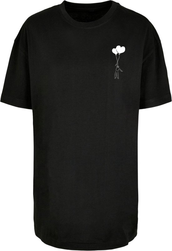 Zwart t-shirt met op de borst een kleine, witte, getekende figuur die twee hartvormige ballonnen vasthoudt.