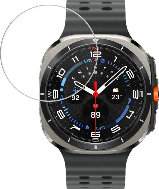 Scherm van Samsung Galaxy Watch Ultra met zwarte band. Een beschermende folie wordt erop gelegd.