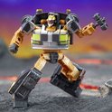 Gouden robot met zwarte en grijze details, met een voorgrille op de borst. Grijze schouders en benen.