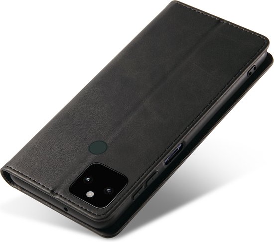 Zwart kunstleren telefoonhoesje van Smartphonica voor Google Pixel 5, gesloten.