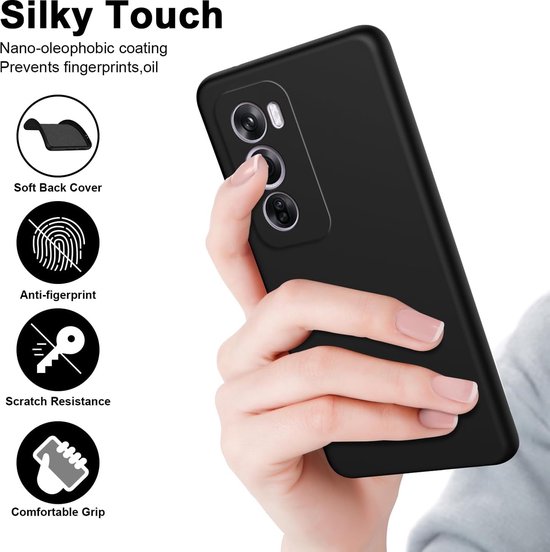 Main tenant une coque de téléphone noire en silicone, avec des icônes anti-traces et anti-rayures.
