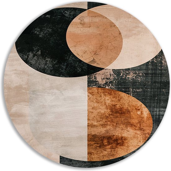 Abstracte wandcirkel met overlappende geometrische vormen in zwart, beige en koperkleur.