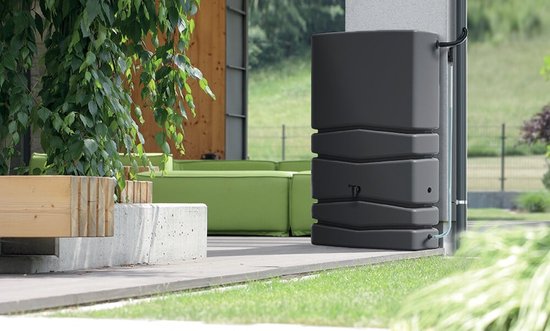 Antracietkleurige regenton met ribbelstructuur, naast een groene bank en planten.
