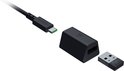 Een zwarte USB-C kabel, een adapter met Razer logo en een USB-dongle.