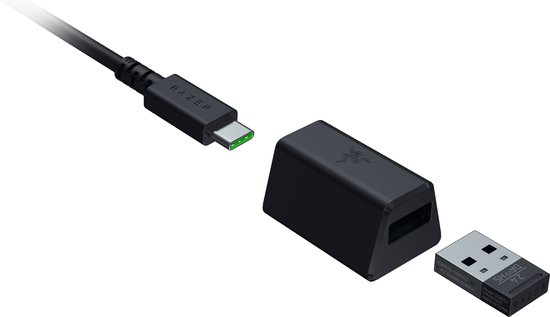 Een zwarte USB-C kabel, een adapter met Razer logo en een USB-dongle.