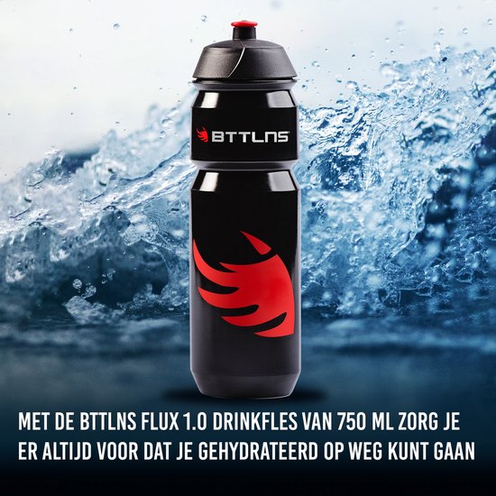 Zwarte BTTLNS Flux 1.0 bidon van 750ml met rode opdruk en dop, in een waterige omgeving.