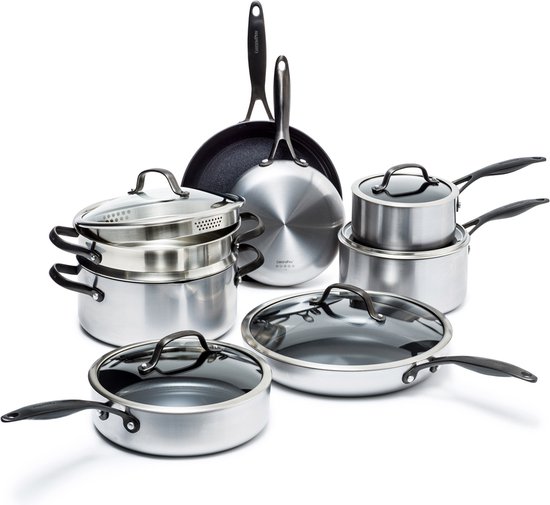Een collectie GreenPan Venice Pro Noir pannen en koekenpannen in verschillende maten, waaronder stoombakjes en met glazen deksels.