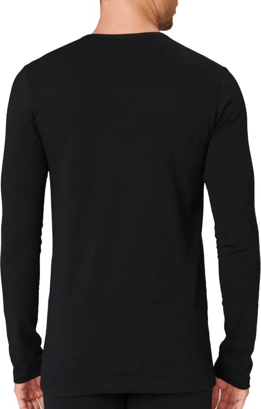 Zwart heren T-shirt met lange mouwen, ronde hals, aansluitende pasvorm. Gedragen door model.