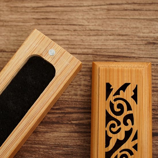 Detail van een open houten wierookdoos met zwarte voering en een magnetische sluiting.