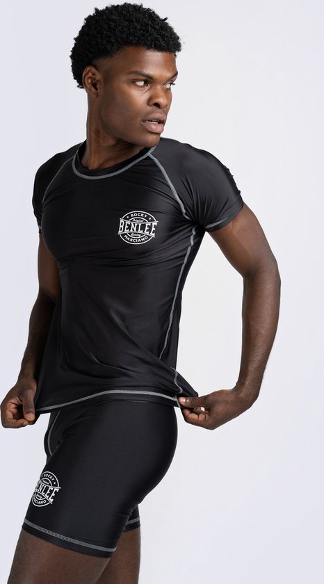 Homme en t-shirt de sport noir et short moulant avec logo Benlee.
