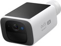 Witte eufy 2K beveiligingscamera met zwart zonnepaneel en infrarood sensor.
