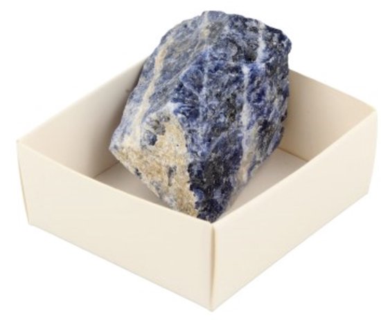 Sodalite brute dans une boîte crème.