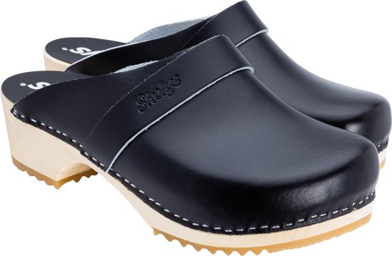 Paar zwarte Skolys klompen met leren band, houten zool en witte stiksels.