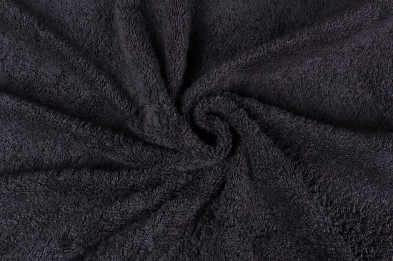 Serviette gris anthracite douce, tournée en forme d'escargot.
