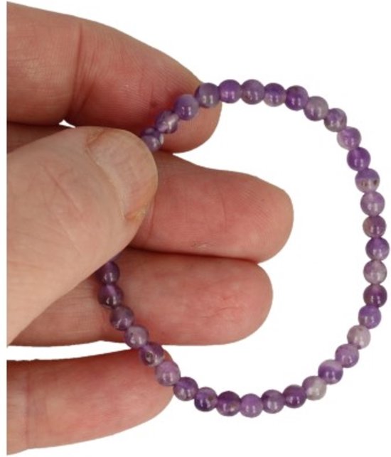 Hand houdt een armband vast van kleine, paarse amethistkralen.