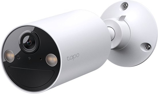 Witte Tapo beveiligingscamera met zwarte voorkant met lens en twee lampjes.
